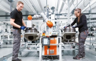 How does KUKA assembly robot make continuous progress?